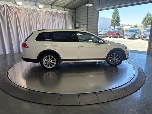 White 2017 Volkswagen Golf Alltrack TSI SE