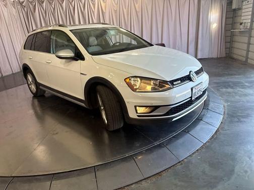 White 2017 Volkswagen Golf Alltrack TSI SE