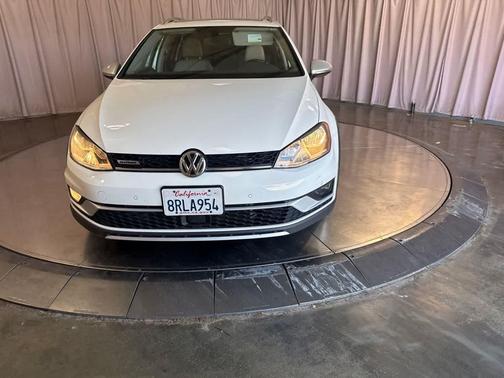 White 2017 Volkswagen Golf Alltrack TSI SE