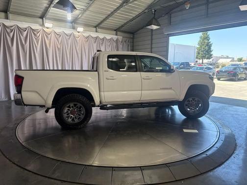 Super White 2017 Toyota Tacoma SR5