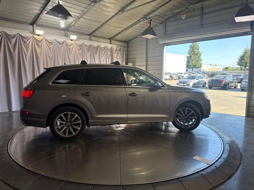 Graphite Gray Metallic 2017 Audi Q7 3.0T Premium