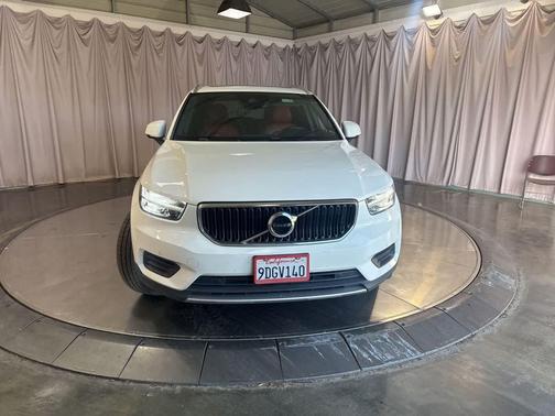 Ice White 2020 Volvo XC40 T5 Momentum