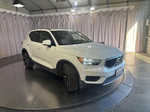 Ice White 2020 Volvo XC40 T5 Momentum