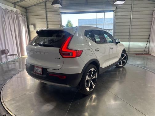 Ice White 2020 Volvo XC40 T5 Momentum