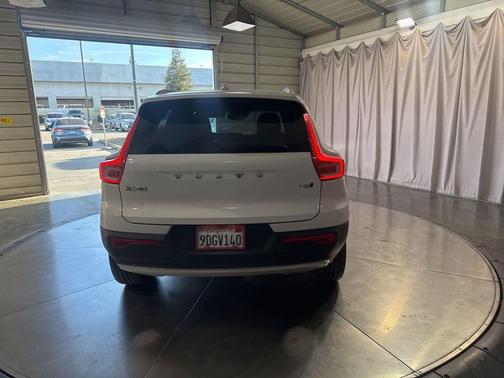 Ice White 2020 Volvo XC40 T5 Momentum