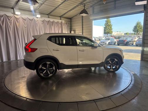 Ice White 2020 Volvo XC40 T5 Momentum