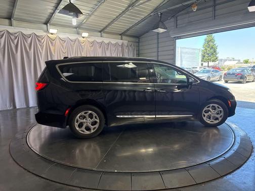 Brilliant Black Crystal Pearlcoat 2021 Chrysler Pacifica Hybrid Limited