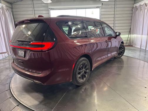 Velvet Red Pearlcoat 2021 Chrysler Pacifica Touring L