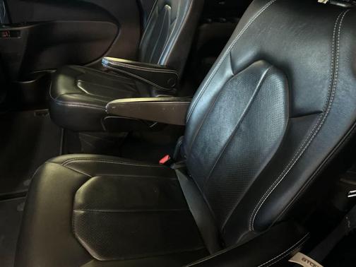 Velvet Red Pearlcoat 2021 Chrysler Pacifica Touring L