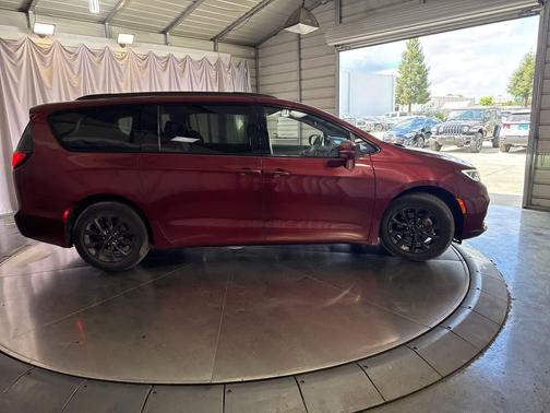 Velvet Red Pearlcoat 2021 Chrysler Pacifica Touring L