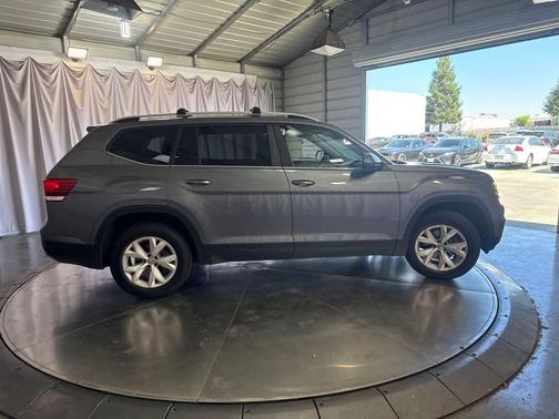 Platinum Gray Metallic 2019 Volkswagen Atlas 3.6L SE w/Technology