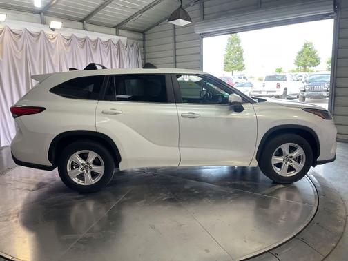2023 Toyota Highlander LE