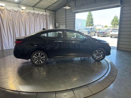 Super Black 2025 Nissan Versa 1.6 SV