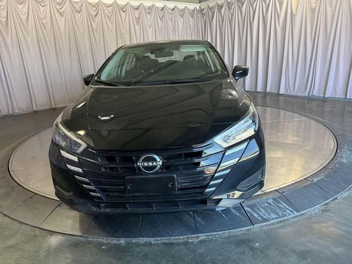 Super Black 2025 Nissan Versa 1.6 SV