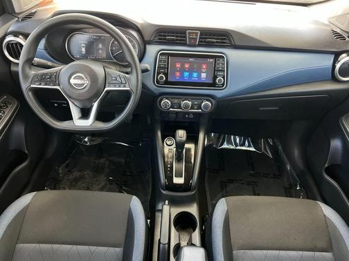 Super Black 2025 Nissan Versa 1.6 SV