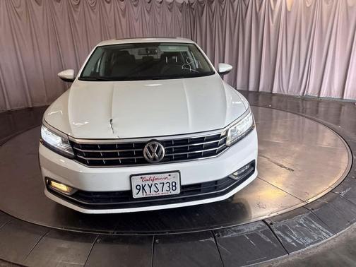 Pure White 2018 Volkswagen Passat 2.0T SE