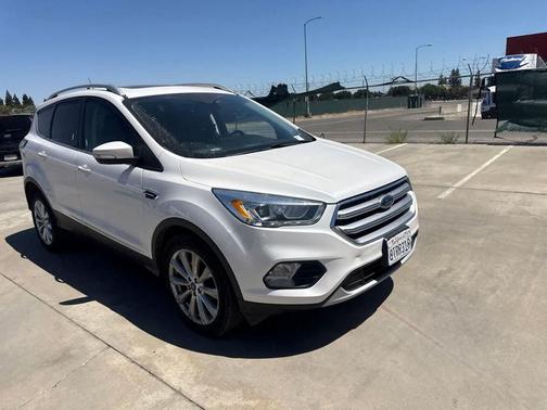 White Platinum Metallic Tri-Coat 2017 Ford Escape Titanium