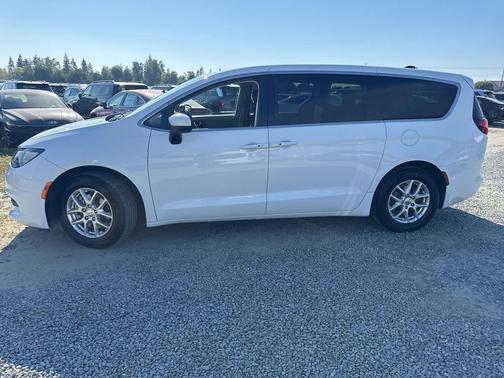 Bright White Clearcoat 2023 Chrysler Voyager LX