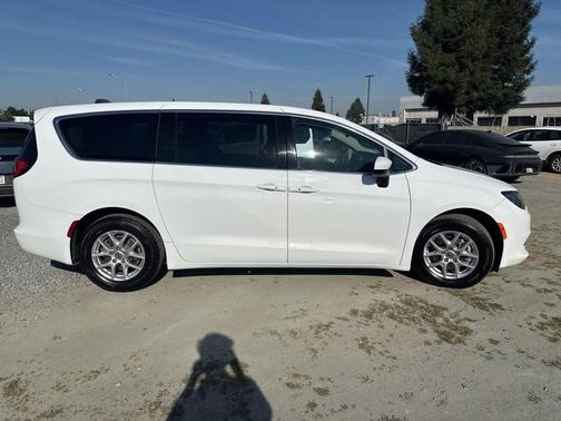 Bright White Clearcoat 2023 Chrysler Voyager LX