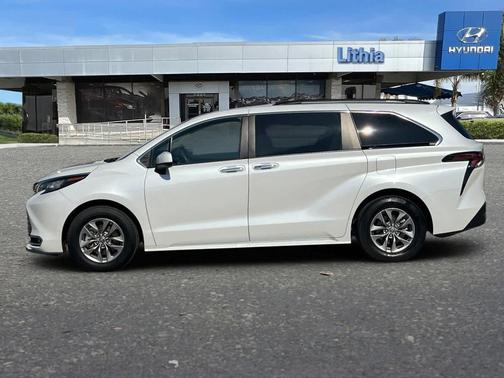 2023 Toyota Sienna XLE