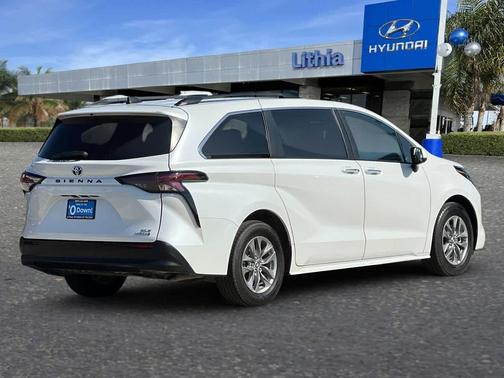 2023 Toyota Sienna XLE