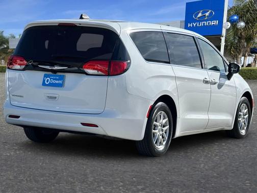 Bright White Clearcoat 2022 Chrysler Voyager LX