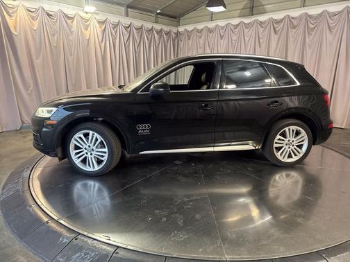 Mythos Black Metallic 2019 Audi Q5 2.0T Premium Plus