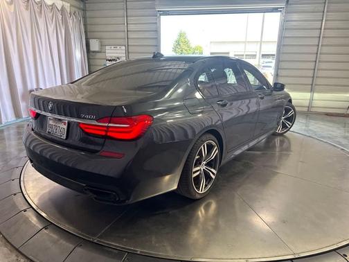 Singapore Gray Metallic 2019 BMW 740 740i