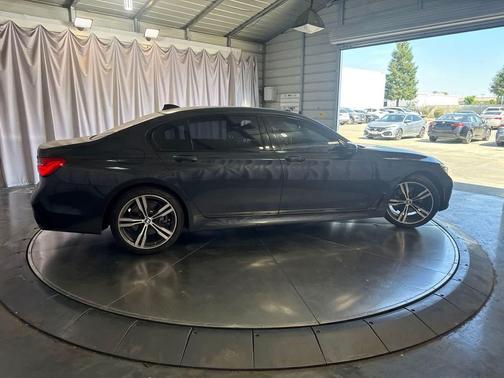 Singapore Gray Metallic 2019 BMW 740 740i