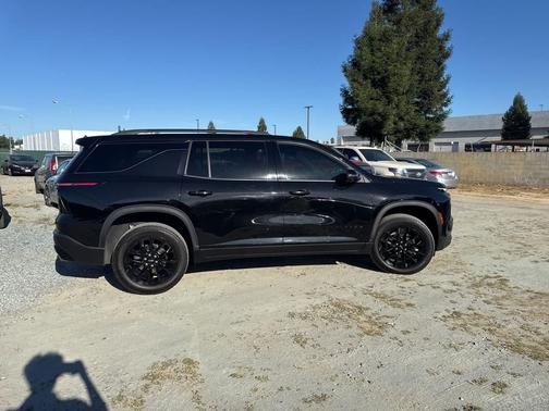 Mosaic Black Metallic 2024 Chevrolet Traverse LT