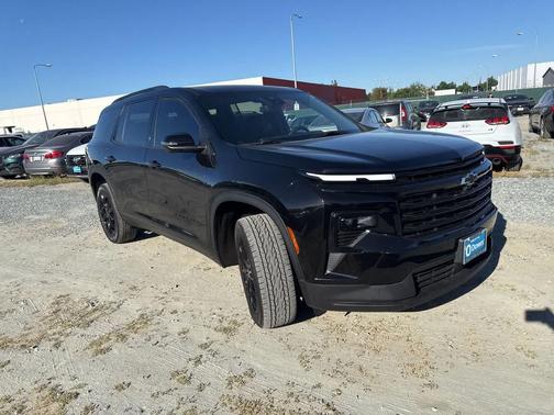 Mosaic Black Metallic 2024 Chevrolet Traverse LT