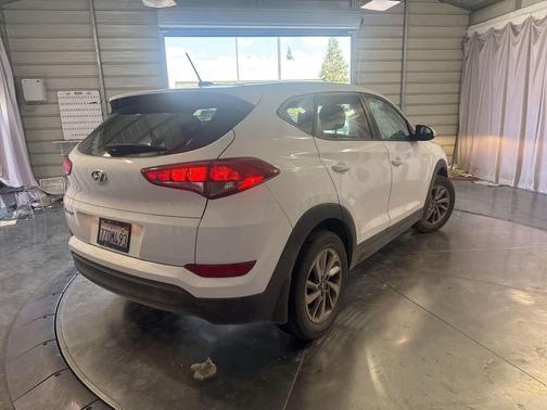 Dazzling White 2017 Hyundai TUCSON SE