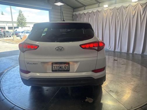 Dazzling White 2017 Hyundai TUCSON SE