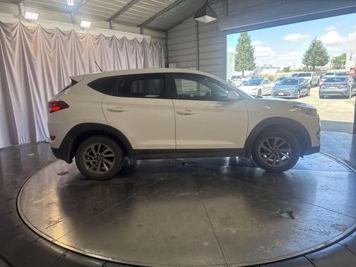 Dazzling White 2017 Hyundai TUCSON SE
