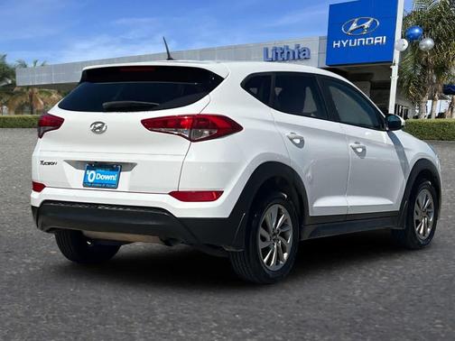 Dazzling White 2017 Hyundai TUCSON SE