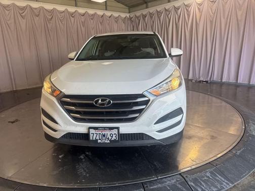 Dazzling White 2017 Hyundai TUCSON SE