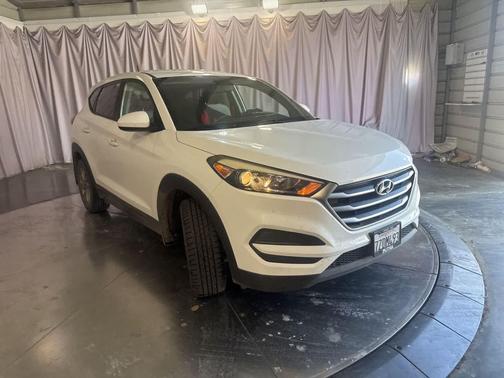 Dazzling White 2017 Hyundai TUCSON SE