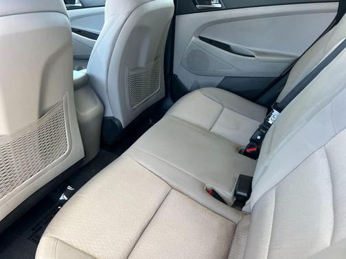Dazzling White 2017 Hyundai TUCSON SE