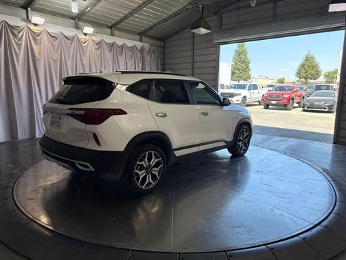 Snow White Pearl 2022 Kia Seltos SX