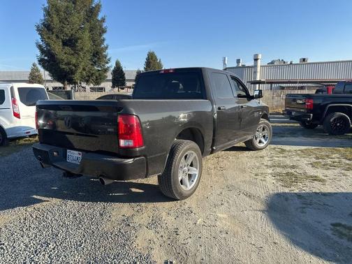 Brilliant Black Crystal Pearlcoat 2018 RAM 1500 Express