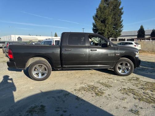 Brilliant Black Crystal Pearlcoat 2018 RAM 1500 Express