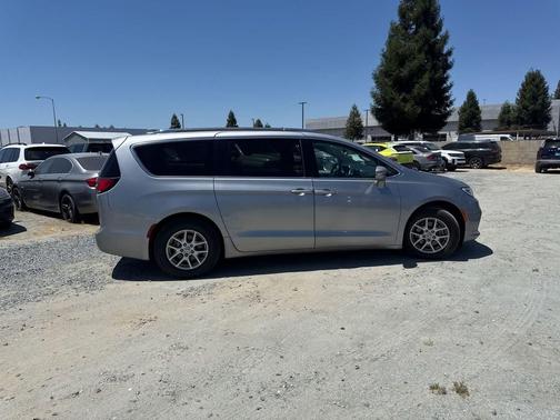 Billet Silver Metallic Clearcoat 2021 Chrysler Pacifica Touring L