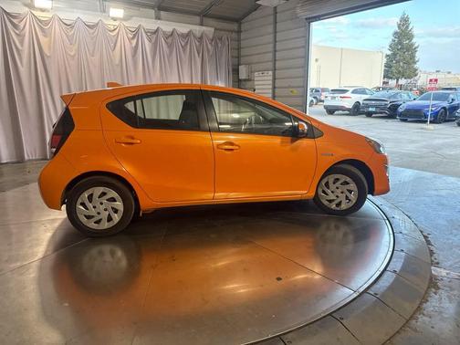 Tangerine Splash Pearl 2016 Toyota Prius c Three