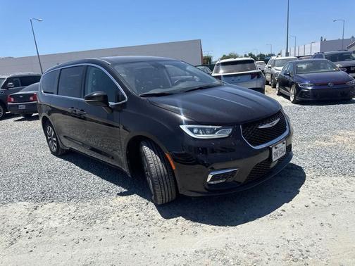 Diamond Black Crystal Pearlcoat 2024 Chrysler Pacifica L