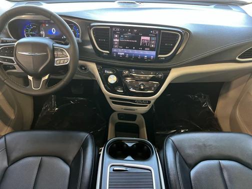 Diamond Black Crystal Pearlcoat 2024 Chrysler Pacifica L