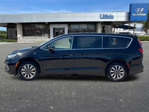 Diamond Black Crystal Pearlcoat 2024 Chrysler Pacifica L