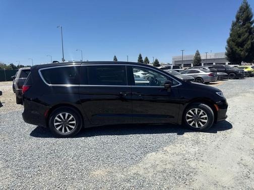 Diamond Black Crystal Pearlcoat 2024 Chrysler Pacifica L