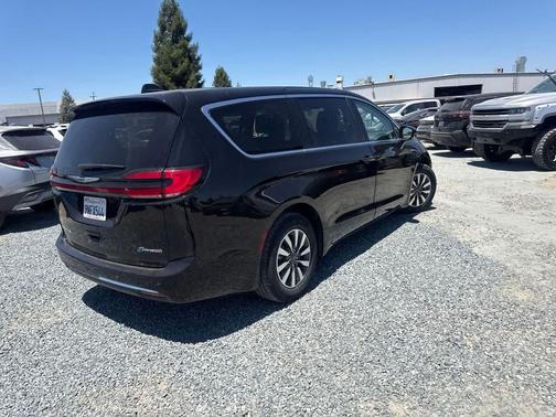 Diamond Black Crystal Pearlcoat 2024 Chrysler Pacifica L