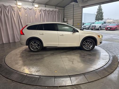 2015 Volvo V60 Cross Country T5 Platinum