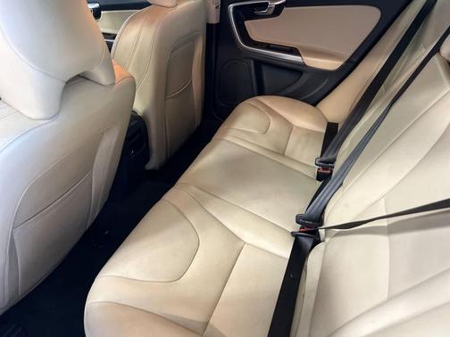 2015 Volvo V60 Cross Country T5 Platinum